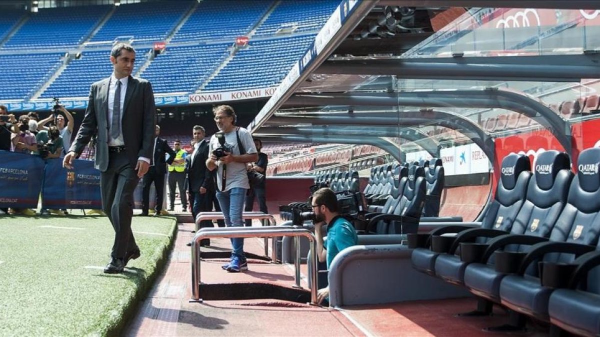 Valverde, en el banquillo del Camp Nou.-JORDI COTRINA