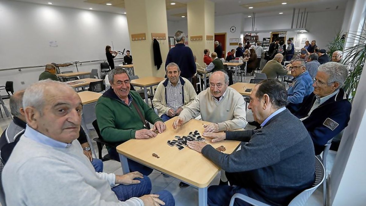 Un grupo de usuarios del centro de San Juan en el bar durante la partida de dominó.-J.M. LOSTAU