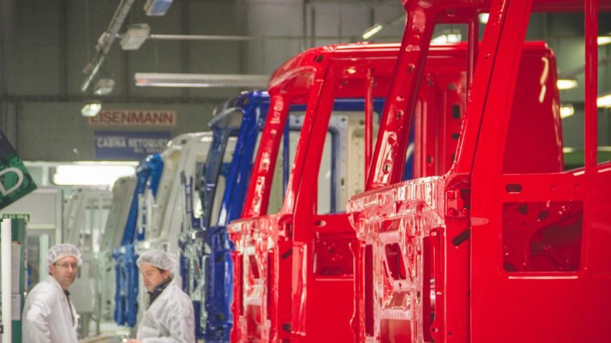 Nueva línea de cabinas de camiones Stralis y Trakker en la planta de Iveco en Valladolid que entró en producción en serie en enero.-E. M.