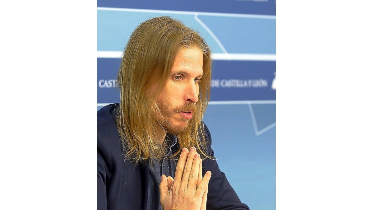 Pablo Fernández, portavoz de Podemos, ayer en las Cortes.-ICAL