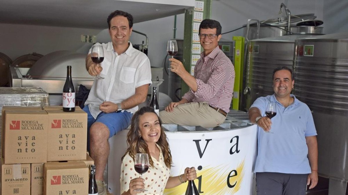 Jesús, Javier, María y Juan Antonio, en su bodega Nietos de Señora María.-