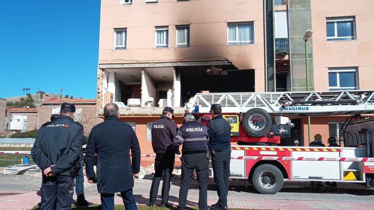 Los agentes observan el estado del edificio tras la explosión.-DELEGACIÓN DEL GOBIERNO