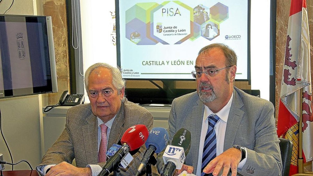 La consejera de Agricultura y Ganadería y portavoz de la Junta de Castilla y León, Milagros Marcos, comparece en rueda de prensa posterior al Consejo de Gobierno junto al consejero de Educación, Fernando Rey.-ICAL