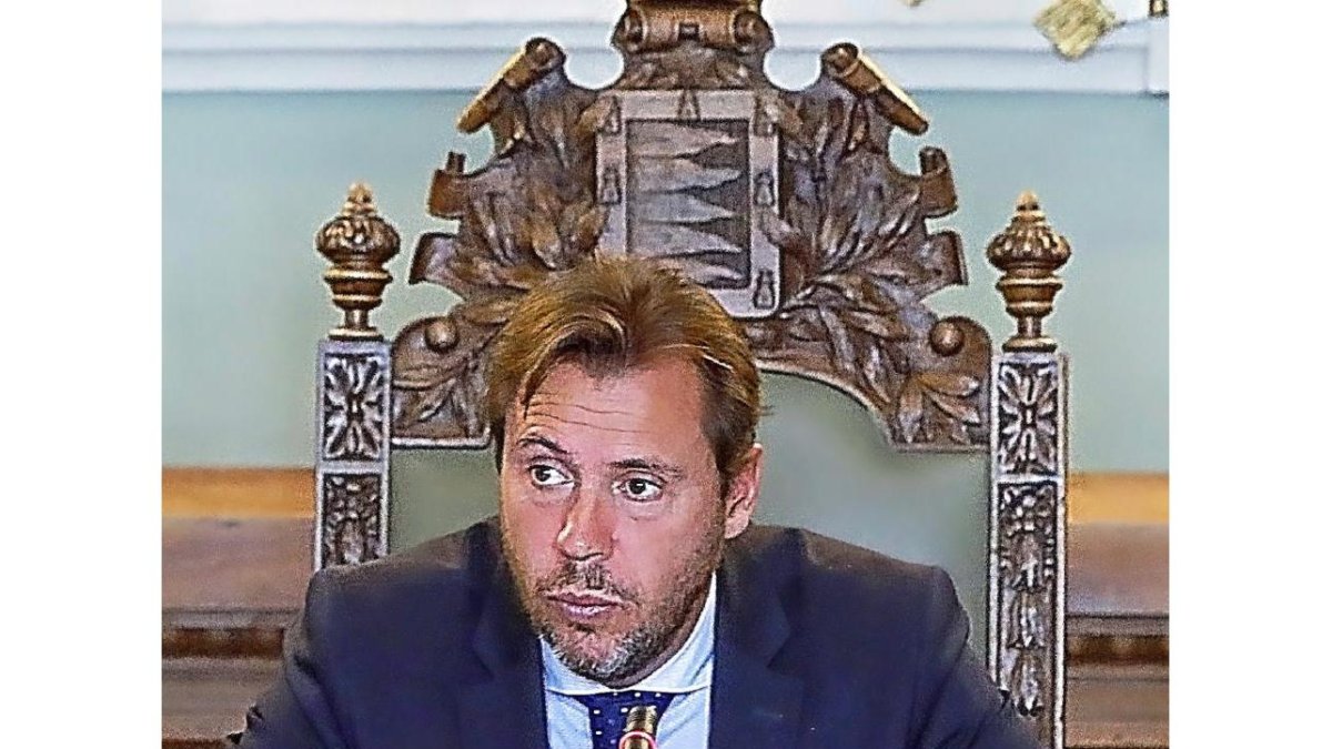 Óscar Puente durante una intervención en el Ayuntamiento.-J.M. LOSTAU