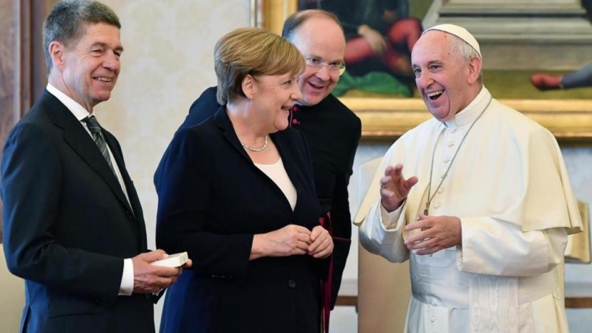 El Papa (derecha) recibe a Merkel y a su marido, Joachim Sauer (izquierda), en una audiencia privada en el Vaticano, el 17 de junio.-EFE / ETTORE FERRARI