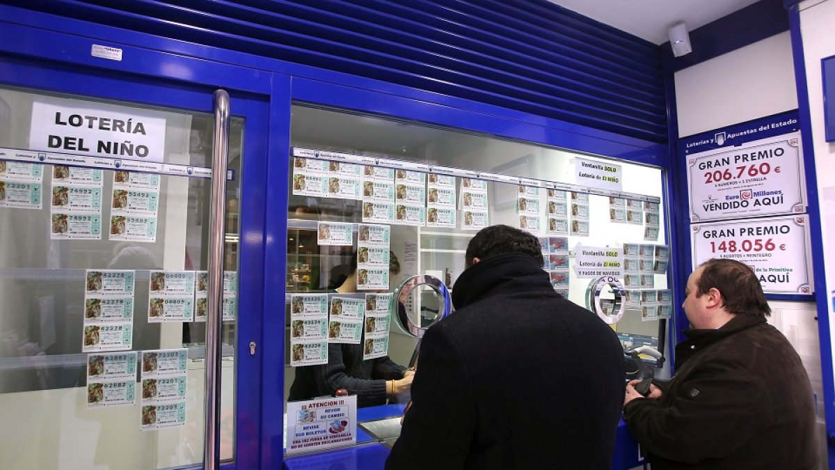 Venta de lotería del Niño en una administración de Valladolid.- ICAL