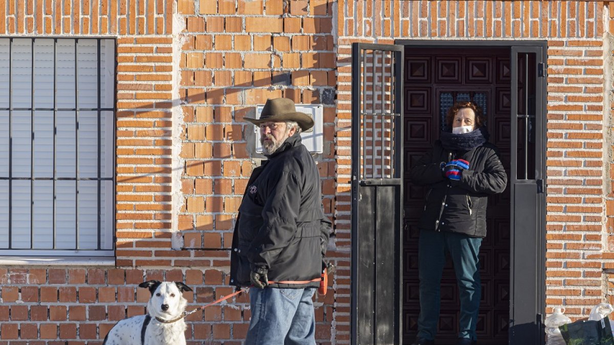 Benjamín y Josefina conversan a las puertas de la casa de ésta.  PABLO REQUEJO / PHOTOGENIC