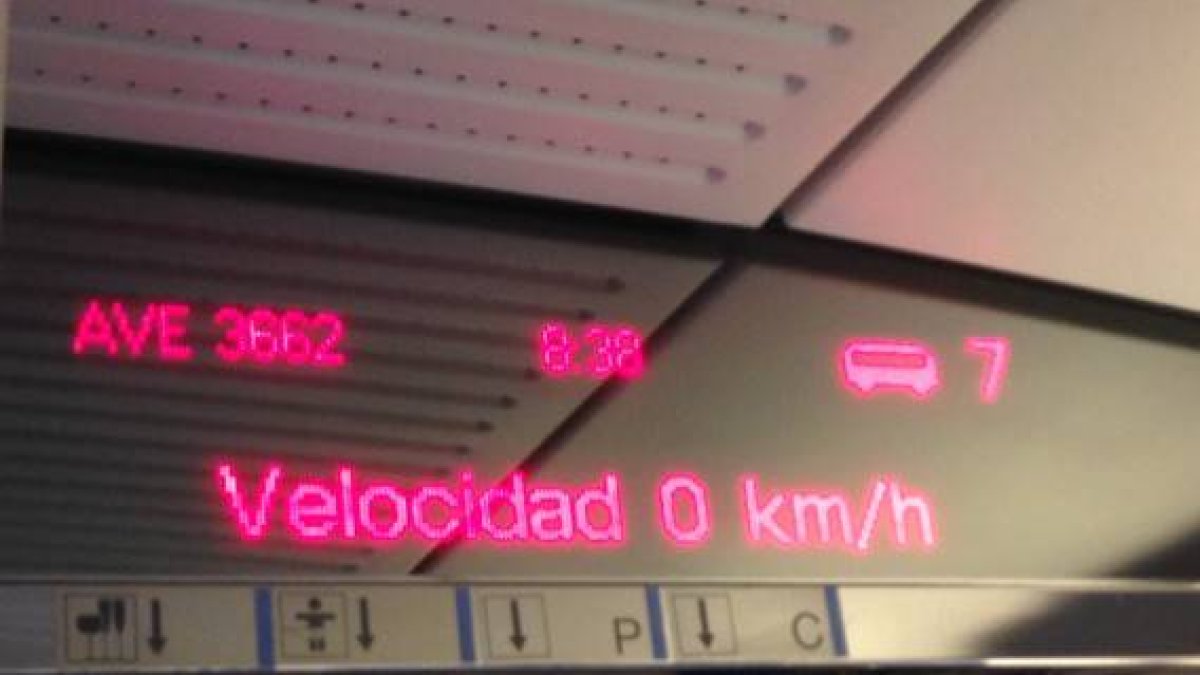 El contador de kilómetros del AVE que iba de Girona a Barcelona y que está parado a la altura de Sant Celoni, esta mañana.-ACN / LLUÍS SIBILS