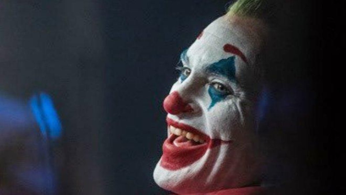 La característica risa histriónica e incontrolada de Joker corresponde con los síntomas de una patología mental.-