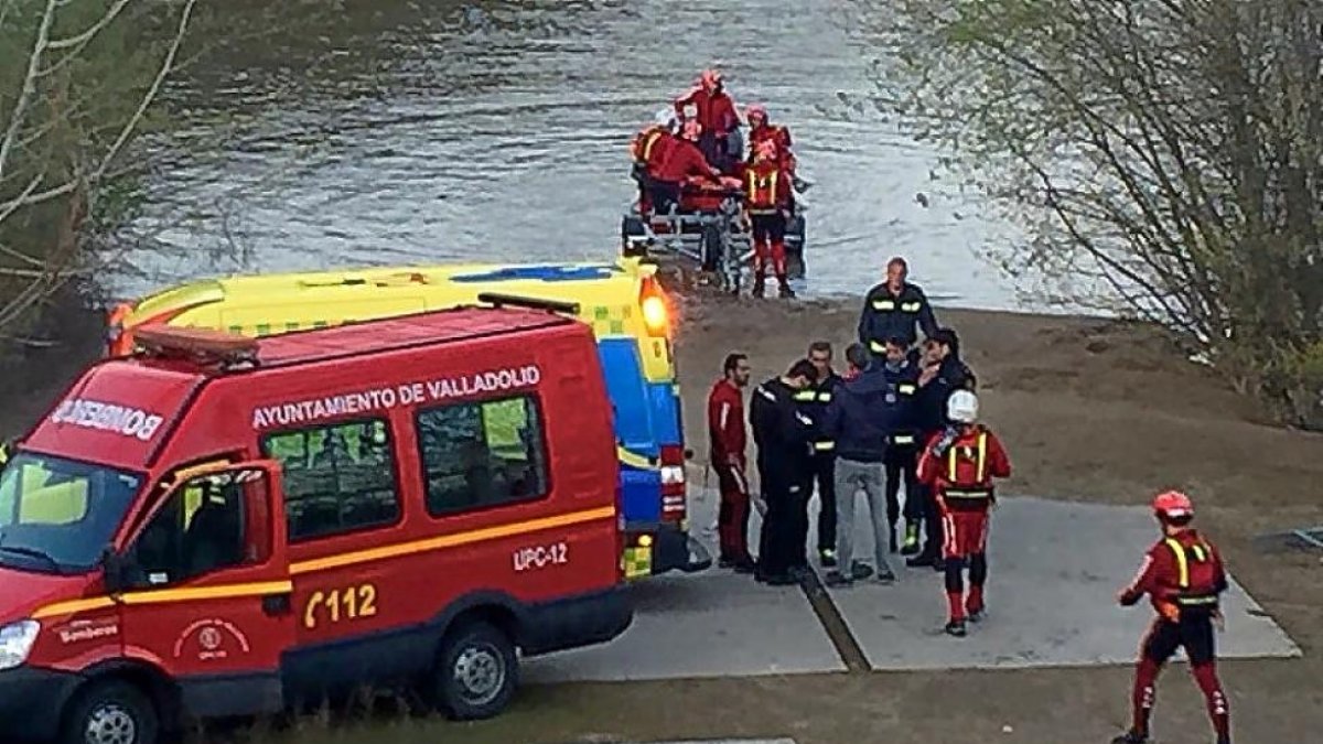 Los bomberos rescatan a una joven en el Pisuerga.-ICAL