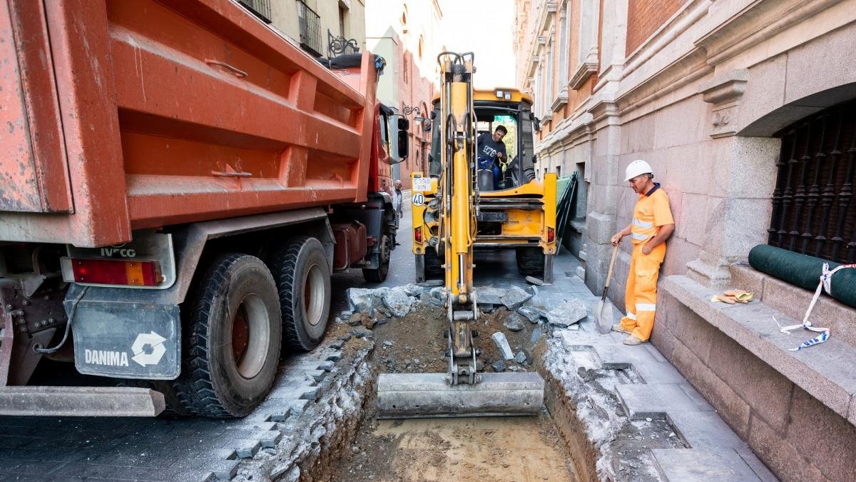 Incio del sondeo arqueológico en la calle Jesús para las obras del aparcamiento de la Plaza Mayor.-PABLO REQUEJO