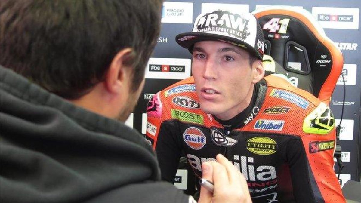 Aleix Espargaró conversa con su telemétrico, el pasado martes, en el circuito de Jerez.-EMILIO PÉREZ DE ROZAS