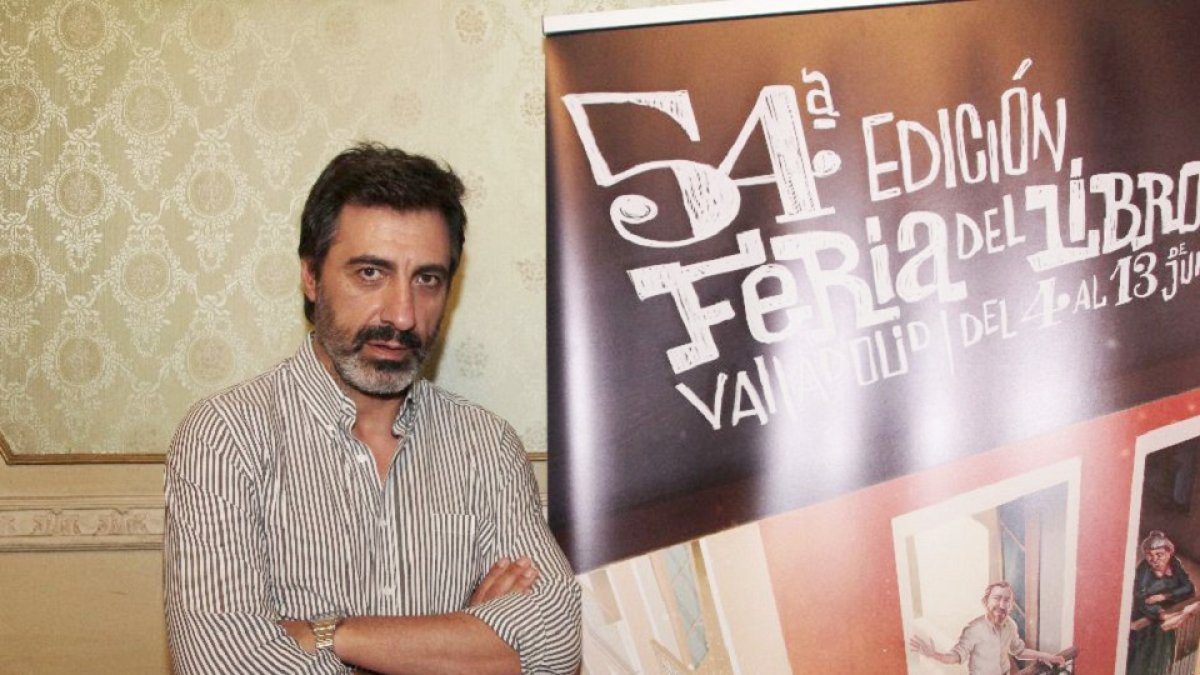 El periodista y escritor Juan del Val participa en la 54 Feria del Libro de Valladolid. - ICAL