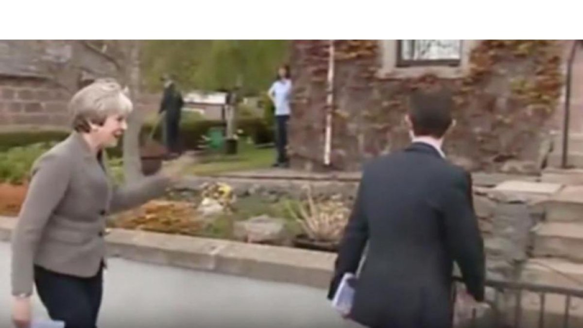 May intentando sin éxito repartir panfletos en Escocia.-