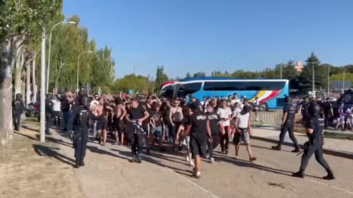 La afición del Real Burgos a su llegada a Zorrilla / PHOTOGENIC
