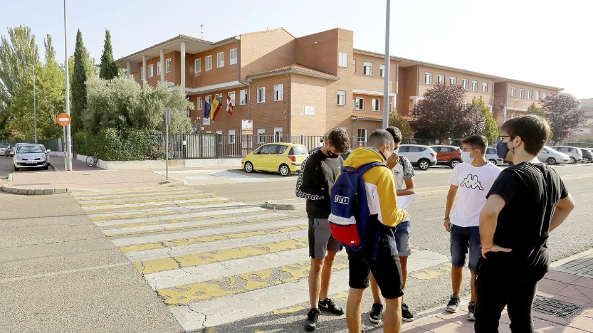 Alumnos de Bachillerato frente al IES María Moliner de Laguna en la protesta por el cambio de horario. ICAL