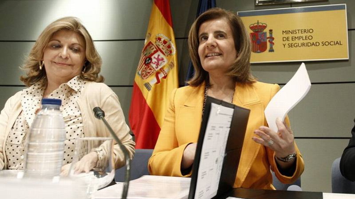 La ministra de Empleo, Fátima Báñez (derecha), y la secretario de Estado, Engracia Hidalgo, el pasado 11 de abril en Madrid.-Foto: EFE
