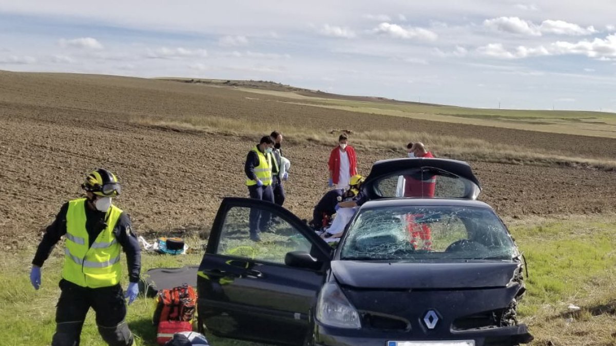 Estado en el que quedaba el vehículo de la mujer herida. BOMBEROS DIPUTACIÓN DE VALLADOLID