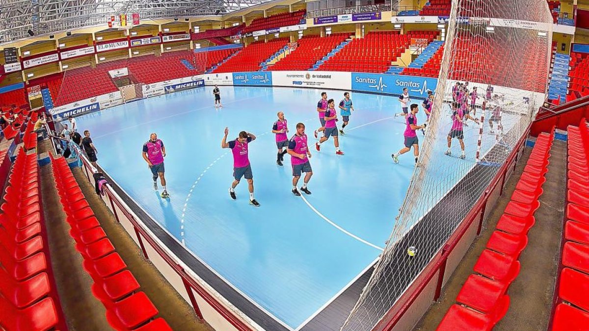 Los jugadores delAtléticoValladolid estrenan, ayer, la pista azul de Huerta del Rey.-J. M. LOSTAU