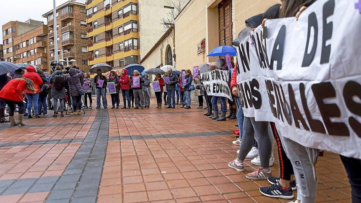 Los alumnos del IES ‘Peñalara’ realizan una concentración de apoyo a sus compañeras.-ICAL