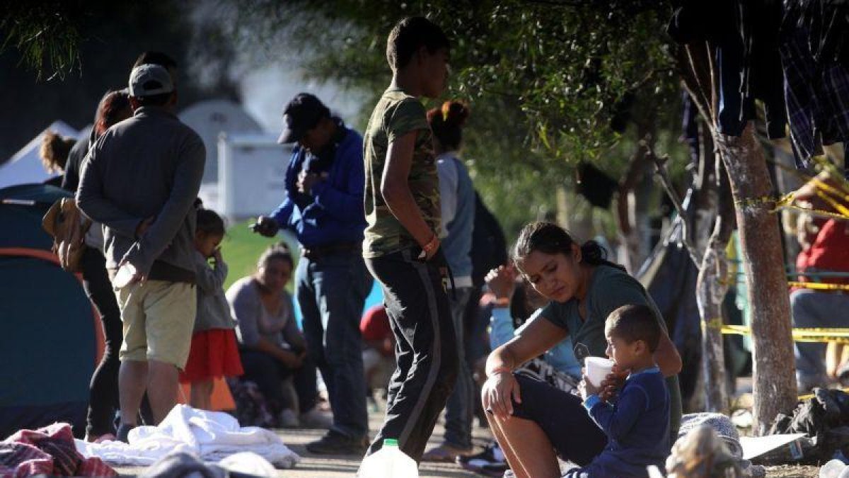 Migrantes permanecen en un albergue de la ciudad de Tijuana.-EFE