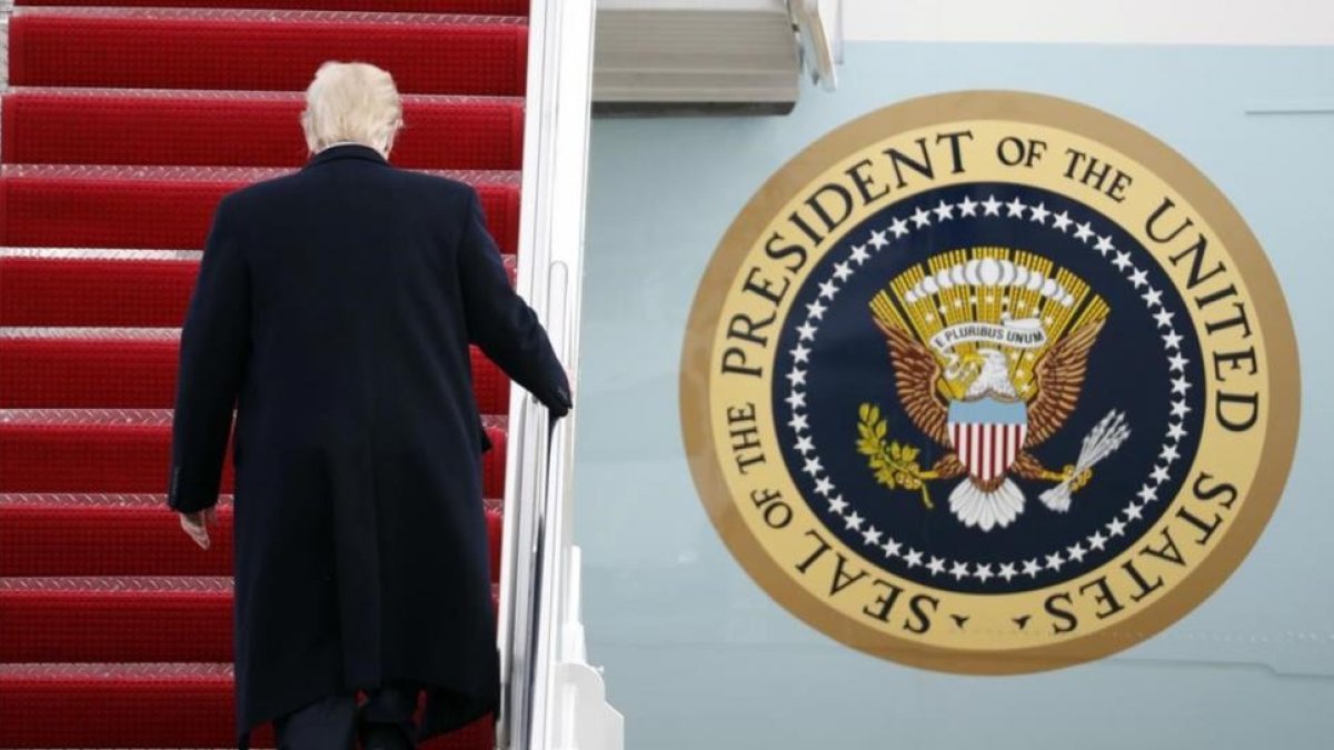 Trump sube la escalerilla del 'Air Force One'.-AP / ALEX BRANDON