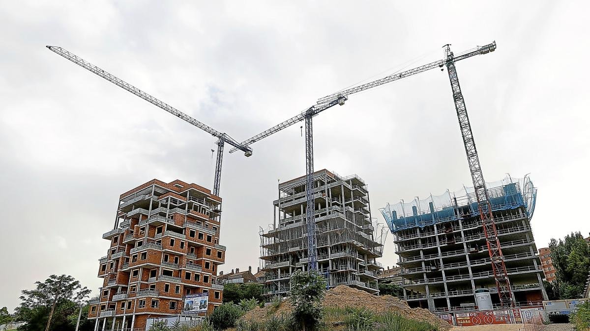 Obras de una promoción de viviendas en construcción frente al Museo de la Ciencia.-J.M. LOSTAU