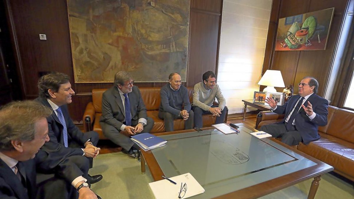 La reunión de Herrera, el vicepresidente, De Santiago-Juárez, y el consejero Fernández Carriedo con Santiago Aparicio (Cecale), Faustino Temprano (UGT) y Ángel Hernández (CCOO).-ICAL