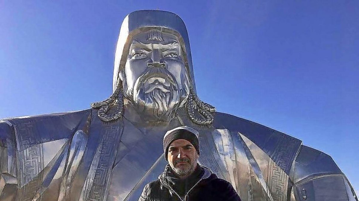 El vallisoletano Manuel Retamero en su nueva aventura en Mongolia con la estatua de Gengis Khan.-EL MUNDO