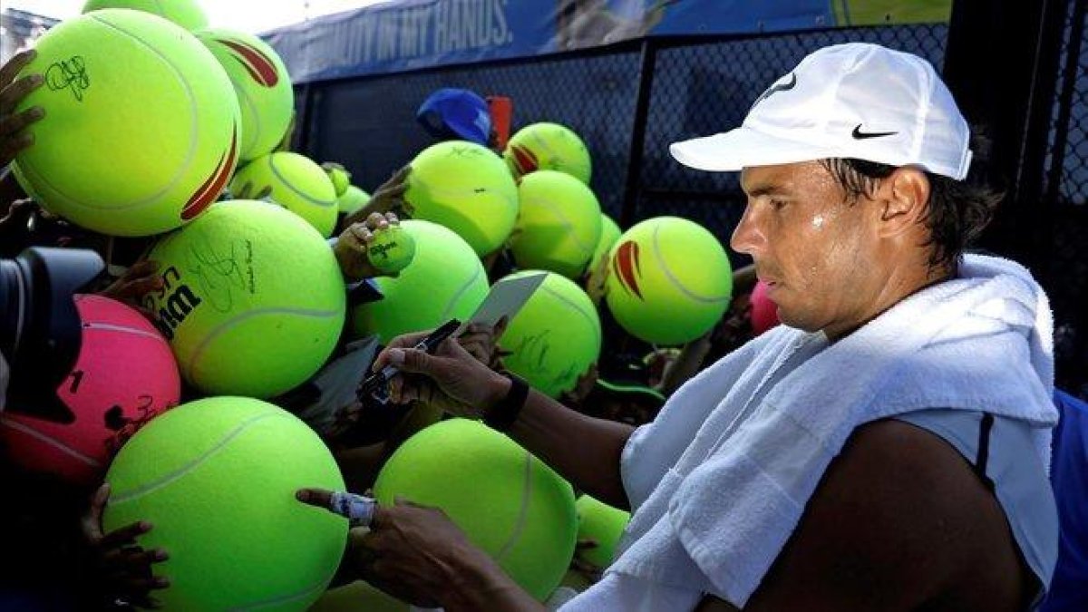 Nadal firma autógrafos a los aficionados en Nueva York, el sábado.-