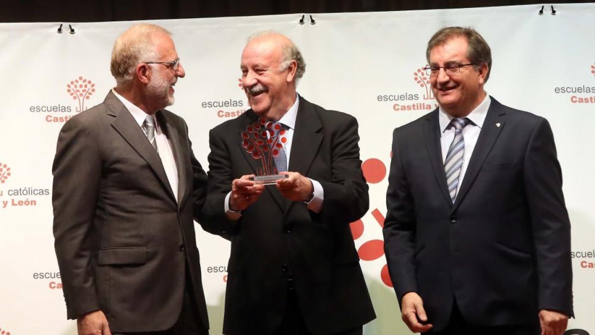 El seleccionador nacional de Fútbol, Vicente del Bosque, junto al secretario general de FERE, Antonio Guerra (I), recibe uno de los Premios Escuelas Católicas de Castilla y León 2016.-ICAL