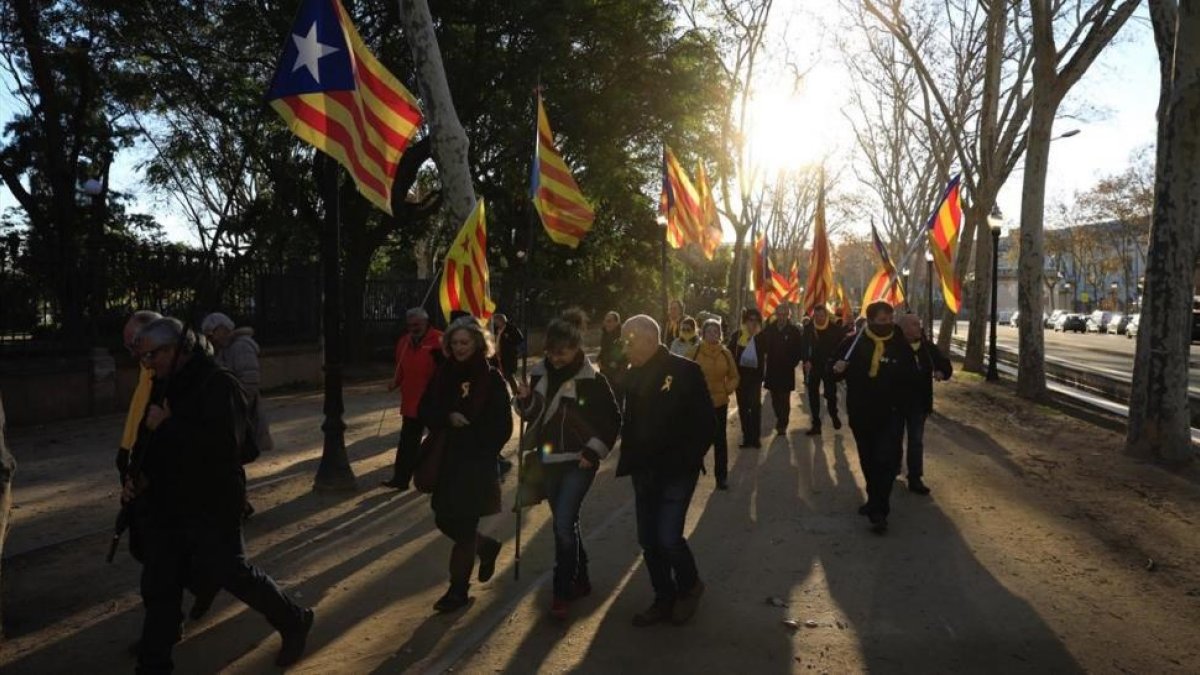 Manifestantes independentistas se dirigen a la concentración convocada por la ANC con motivo de la sesión constitutiva del Parlament.-FERRAN NADEU
