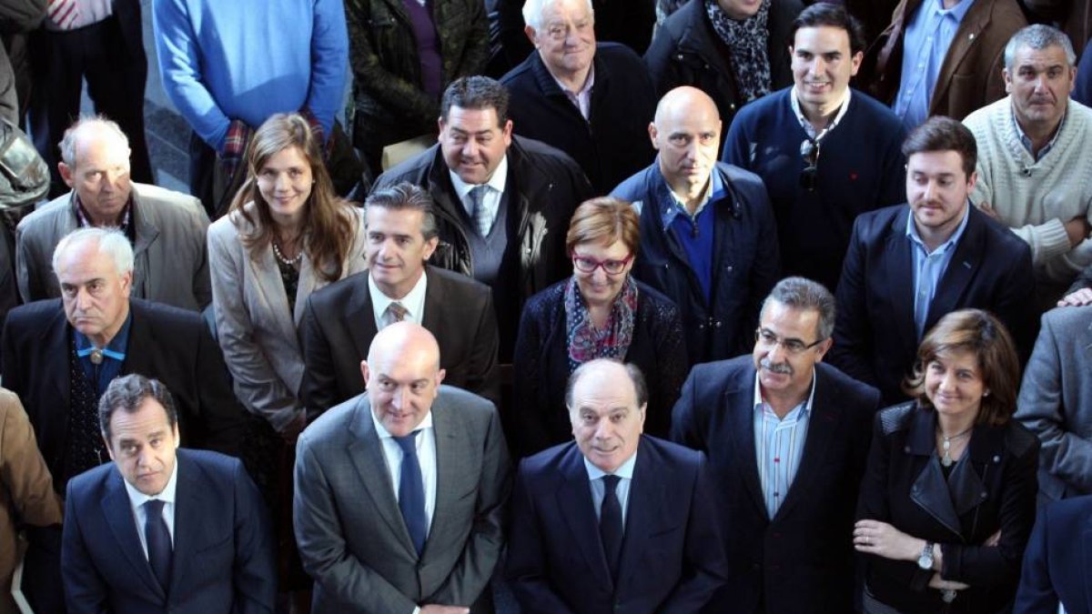 El consejero de Economía y Empleo, Tomás Villanueva, y el presidente de la Diputación, Jesús Julio Carnero, posan junto a los alcaldes de ayuntamientos de menos de 20.000 habitantes de la provincia de Valladolid-Ical