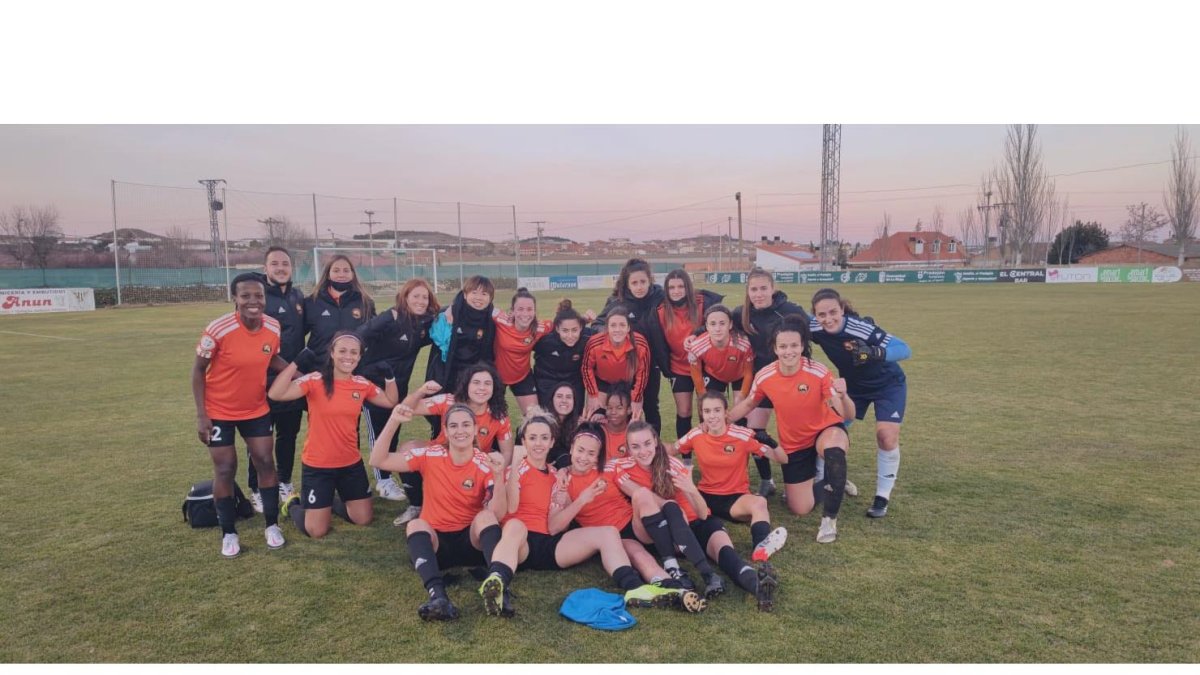 Jugadoras del Parquesol tras el triunfo ante el Pradejón. / E.M.