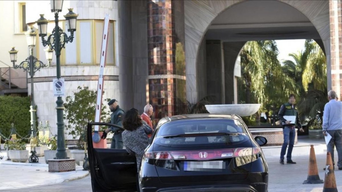 La Guardia Civil en la puerta del edificio Gray d'Albion en la localidad malaguena de Marbella.-ALF
