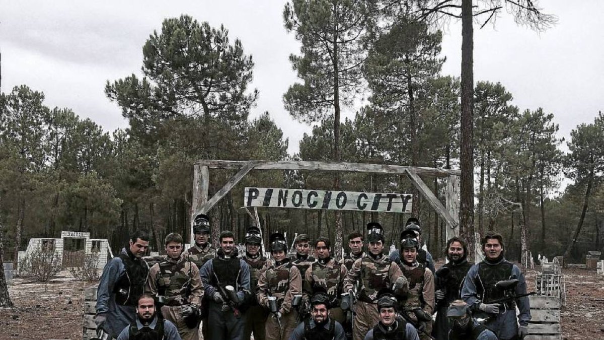 La plantilla del CPLV se desplazó a Sanchoñuno (Segovia) para realizar unas actividades de cohesión de equipo en un Parque de Aventuras. El conjunto masculino arrancó por los escenarios de paintball donde demostraron estar preparados para la batalla ligue-El Mundo