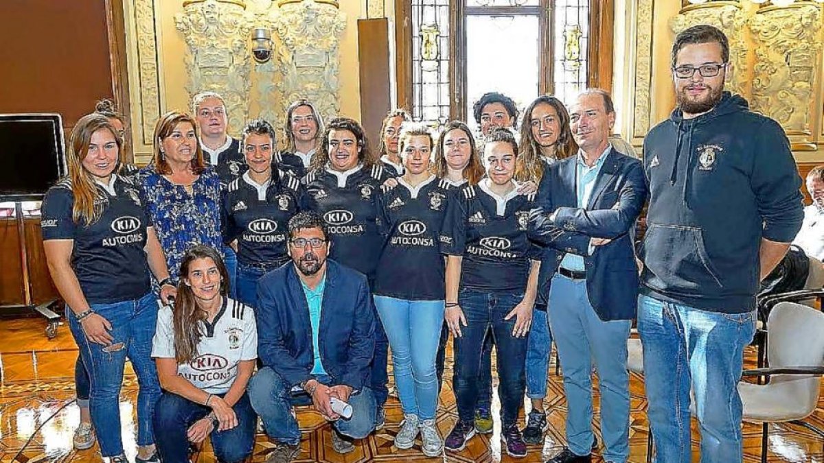 La plantilla del Autoconsa posa con Alberto Bustos tras la presentación.-EM