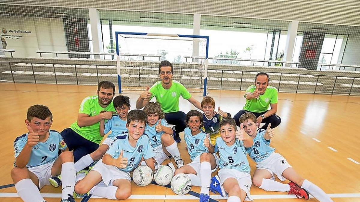 Los jugadores del Valladolid Tierno Galván posan junto a los técnicos en el pabellón Lalo García.-J.C. CASTILLO