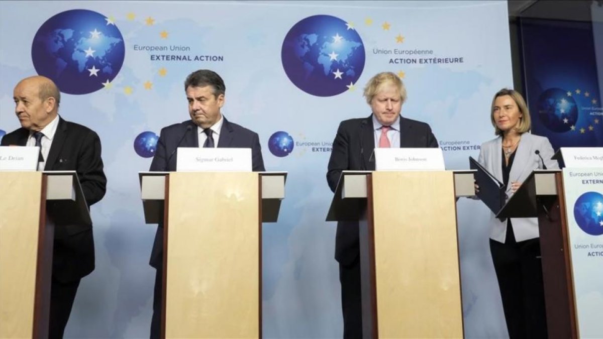 Los ministros de Exteriores de Francia, Jean Yves Le Drian,  Reino Unido, Boris Johnson, Alemania, Sigmar Gabriel,  y la jefa de ladiplomacia europea, Federica Mogherini.-EFE