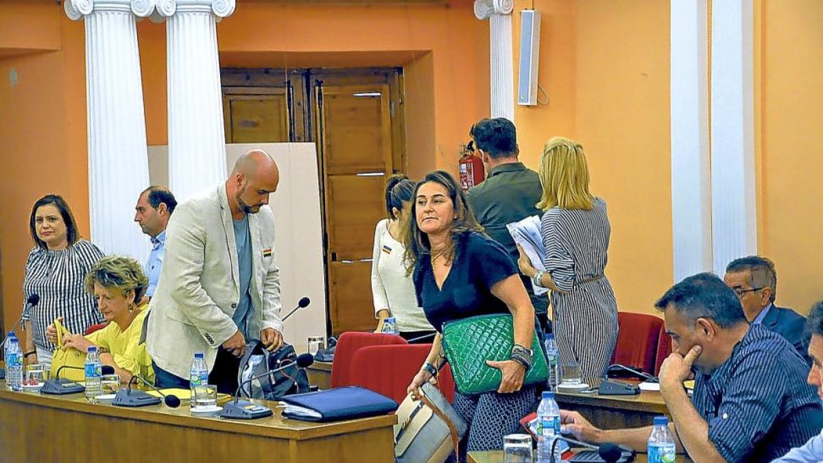 Los concejales de la bancada ‘popular’ se levantan ayer para abandonar el Pleno.-S.G.C.
