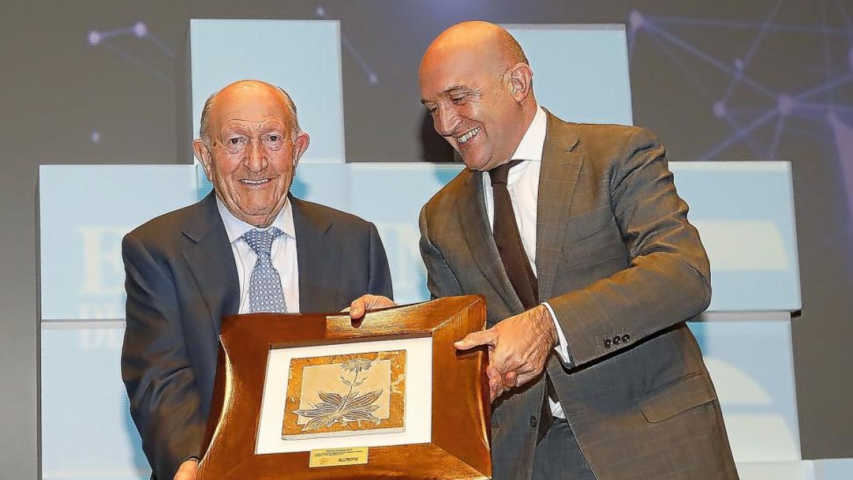 Fernández, el día que recibió el premio La Posada de manos de Carnero.-J.M. LOSTAU
