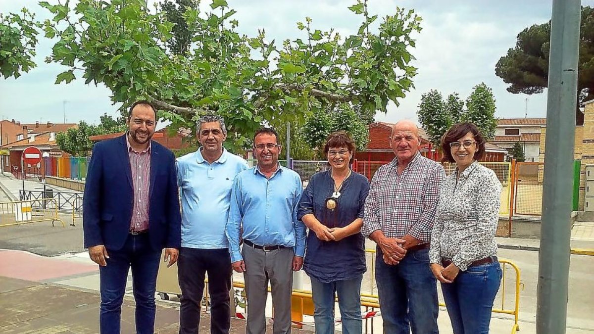 En el centro, el acalde de Pedrajas Alfonso Romo y la premiada Monona Álvarez, con ediles y el presidente de Foacal.-E.M.