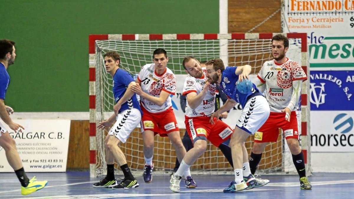 La férrea defensa del BMNava frena el avance entre líneas de Fernando Hernández.-PHOTODEPORTE