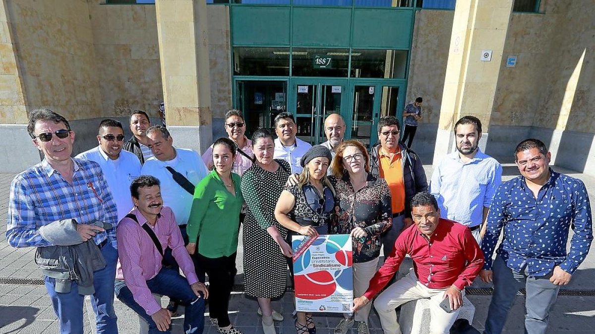 Ängel Hernández, a la izquierda, junto a representantes de los sindicatos colombianos en la Facultad de Comercio.-J.M. LOSTAU
