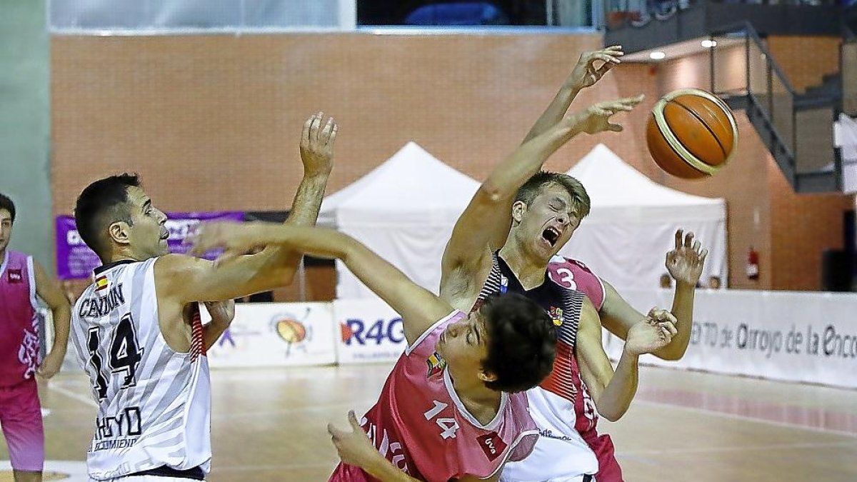 Balón disputado por jugadores de la UVa y La Flecha, durante su reñida semifinal.-J. M. LOSTAU
