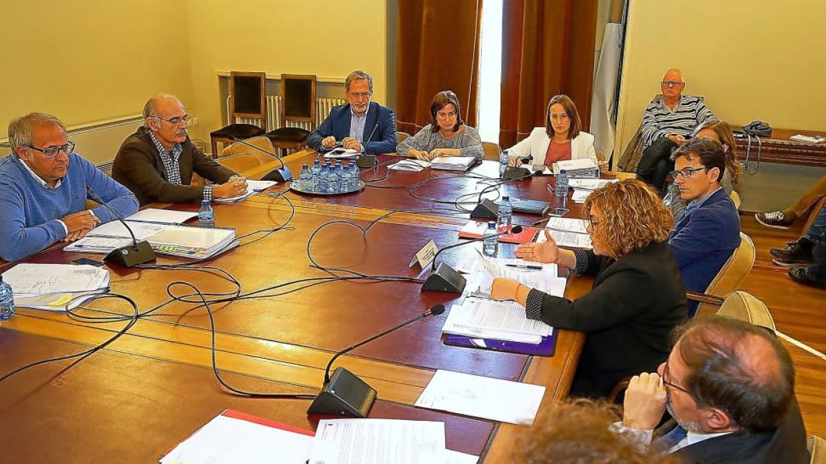 Los miembros de las comisión del soterramiento durante la reunión celebrada ayer.-E. M.