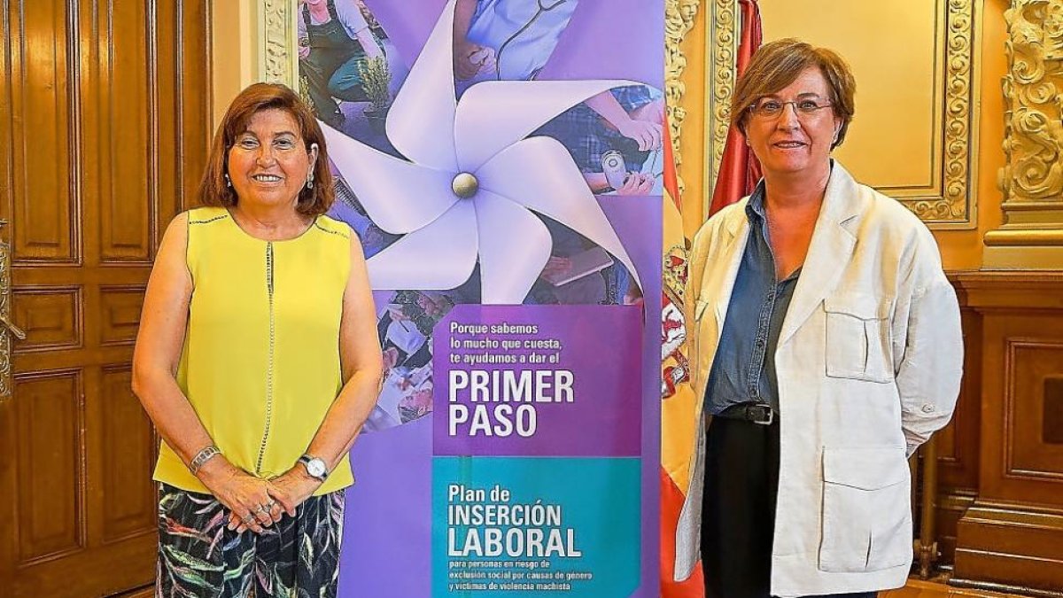 Victoria Soto y Almudena Fontecha tras la firma del convenio.-E. M.