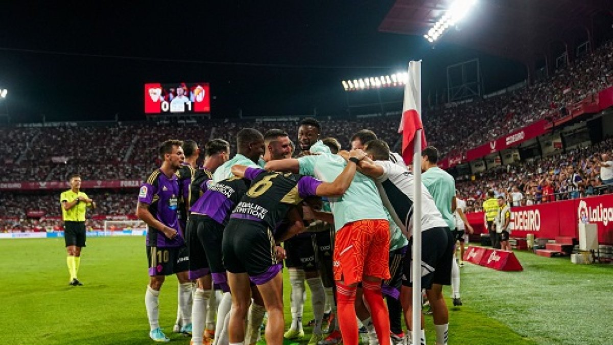 El Real Valladolid celebra el gol marcado en el Sánchez-Pizjuán.