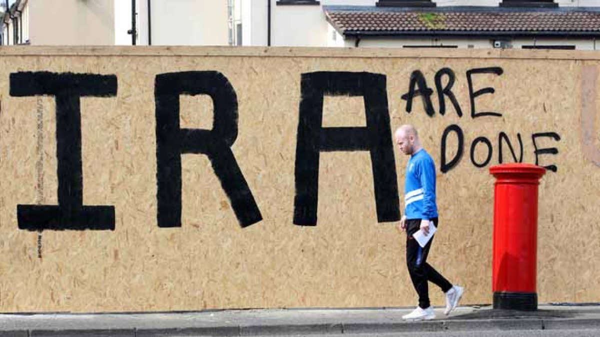 El Nuevo Ira se responsabiliza del asesinato de la periodista Lyra McKee. En la imagen, una pintada en la calle en Derry, Irlanda del Norte.-PAUL FAITH (AFP)