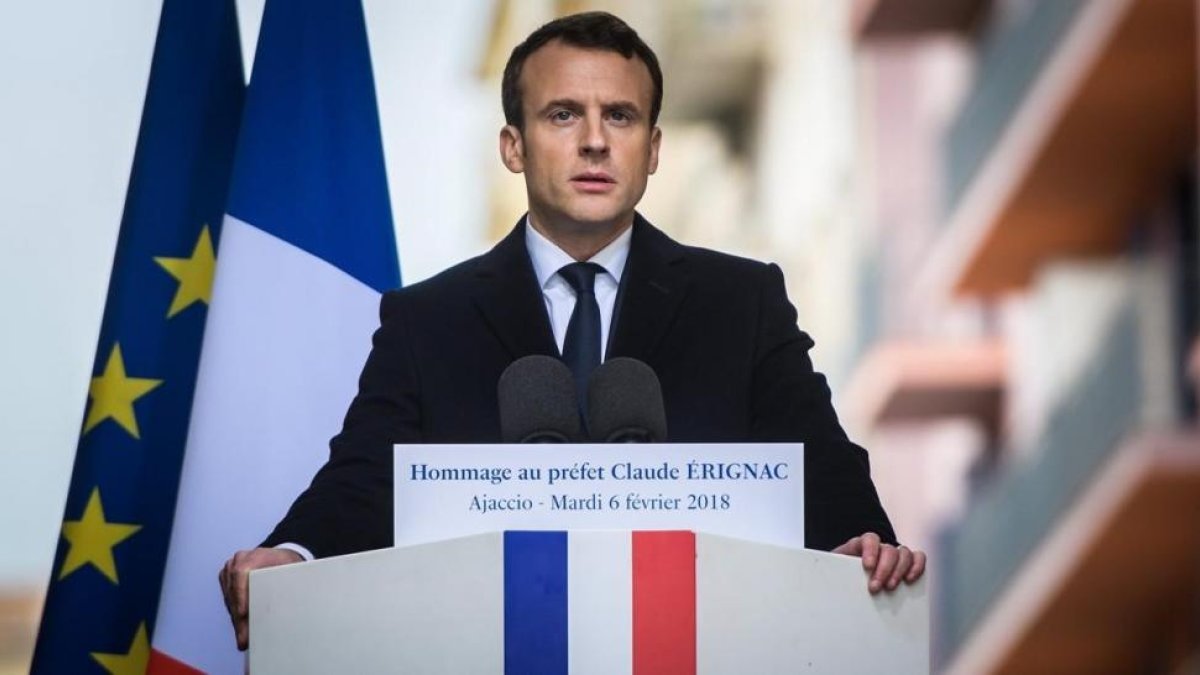 Emmanuel Macron, durante su discurso en el homenaje al prefecto de Córcega Claude Erignac, asesinado en 1998, en Ajaccio.-EFE / CHRISTOPHE PETIT TESSON